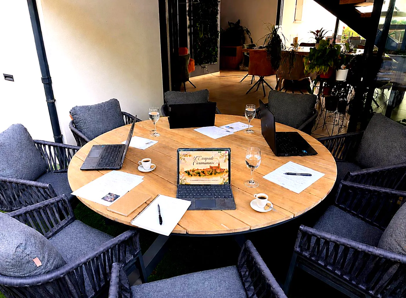 Terrasse am&eacute;nag&eacute;e en espace de t&eacute;l&eacute;travail &agrave; L'Escapade Caramanaise