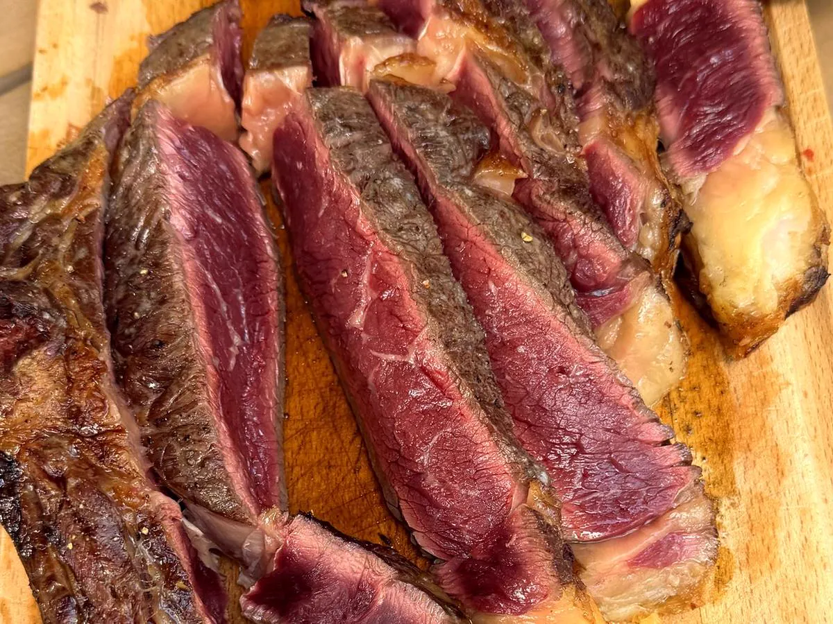 Côte de bœuf cuite au four à bois, tranchée : croûte de feu, cœur rosé